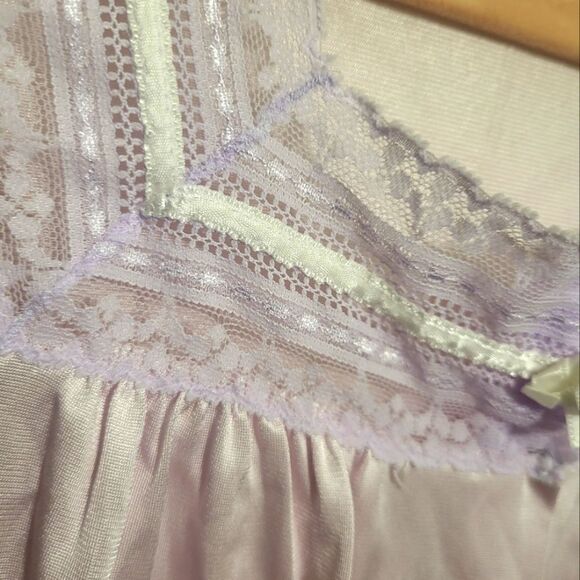 Vanity Fair Vintage Light Purple Nylon Robe & Gown Set - Picture 10 of 14